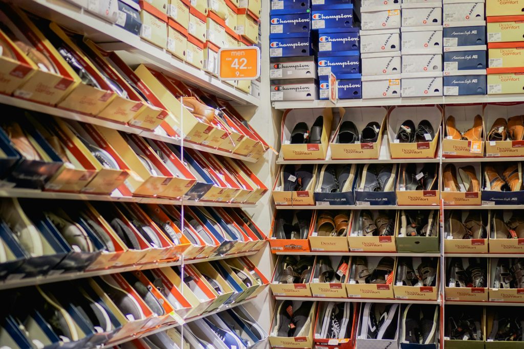 anuncios publicitarios en tienda de ropa